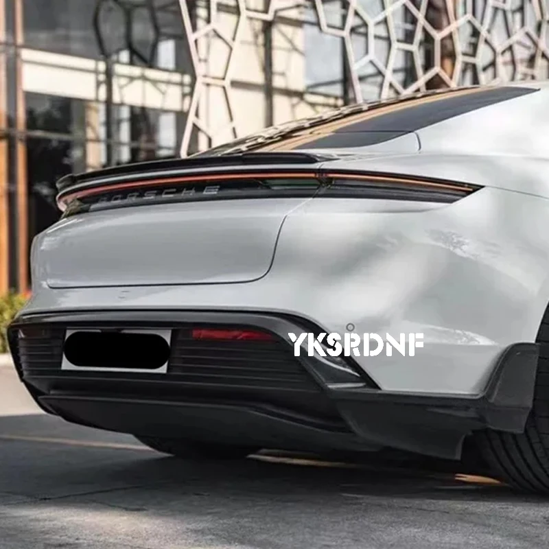 Alerón montado en Porsche Taycan Turbo S