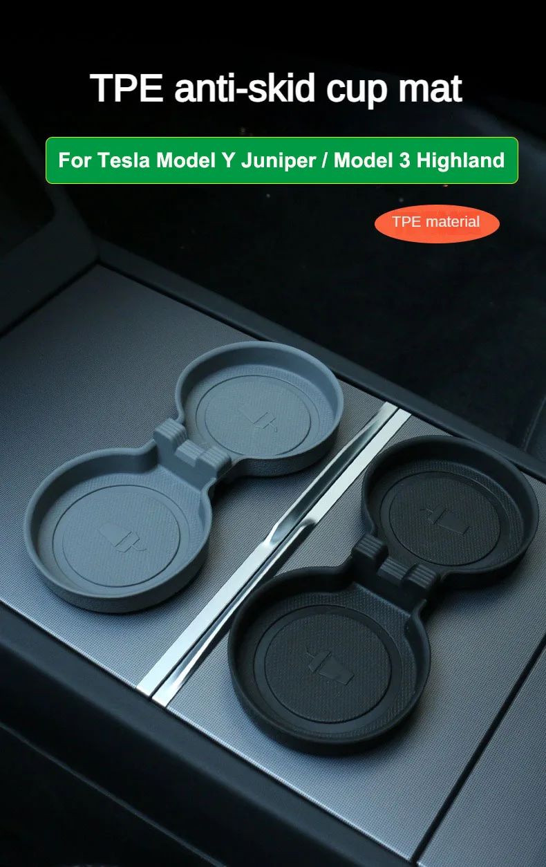 Alfombrilla insertada en el portavasos de la consola central