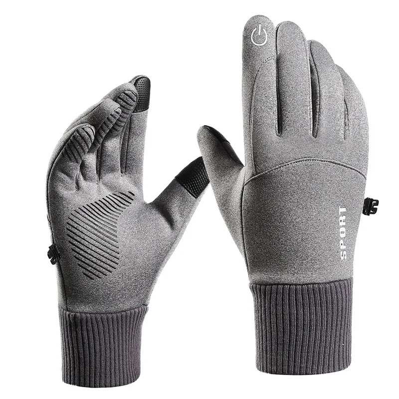 Mano usando pantalla táctil con los guantes puestos