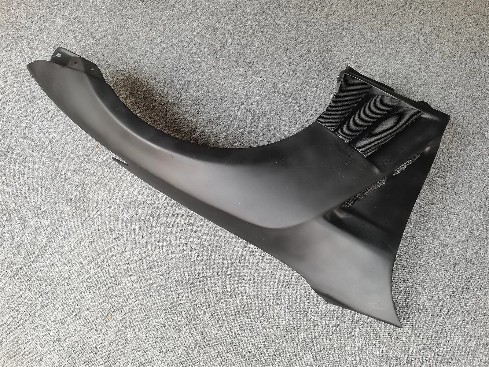 Detalle adicional del guardabarros para GT-R R35