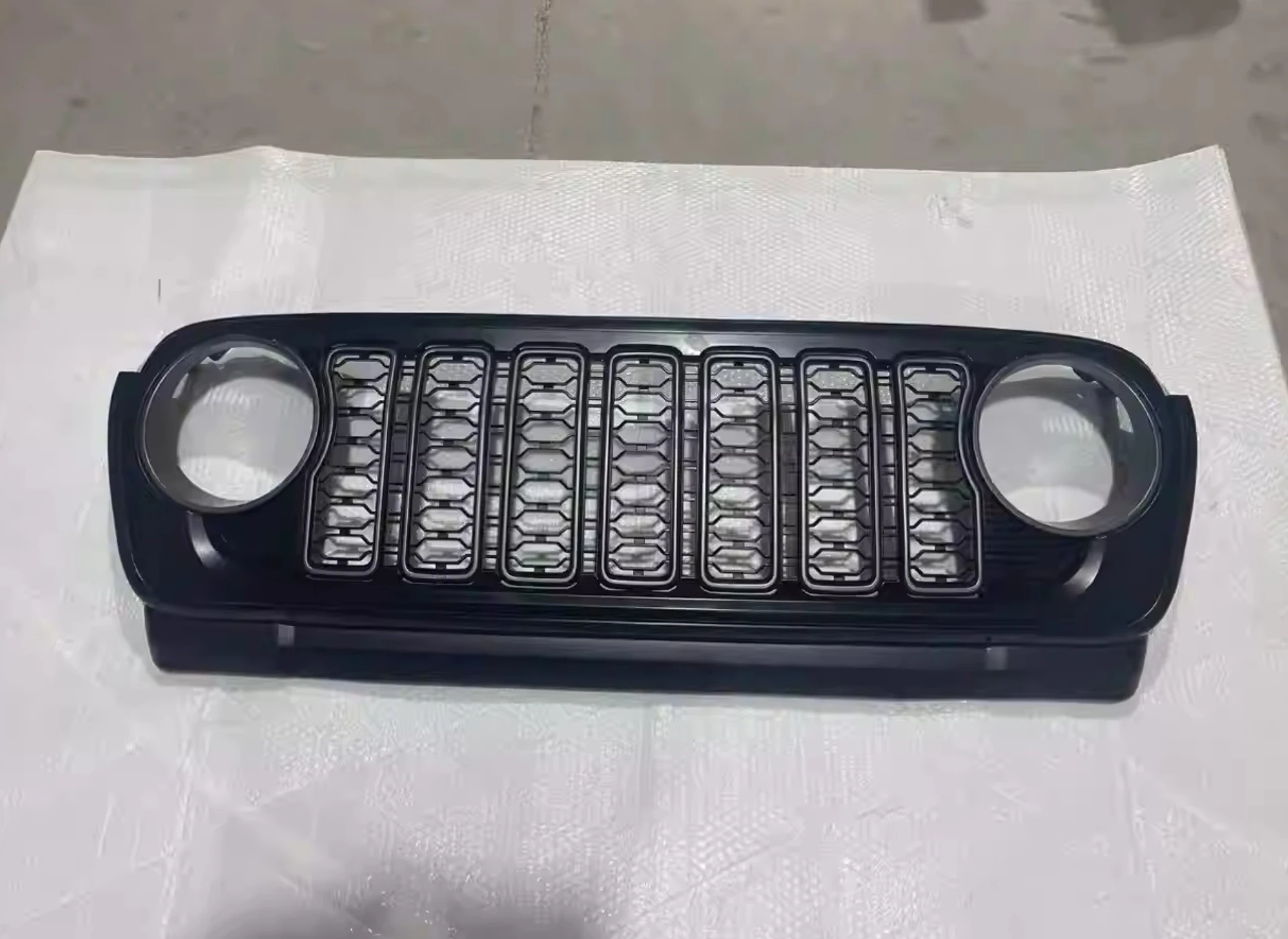 Rejilla delantera para radiador Jeep Wrangler JL 2018-2024 con máscara - imagen 3