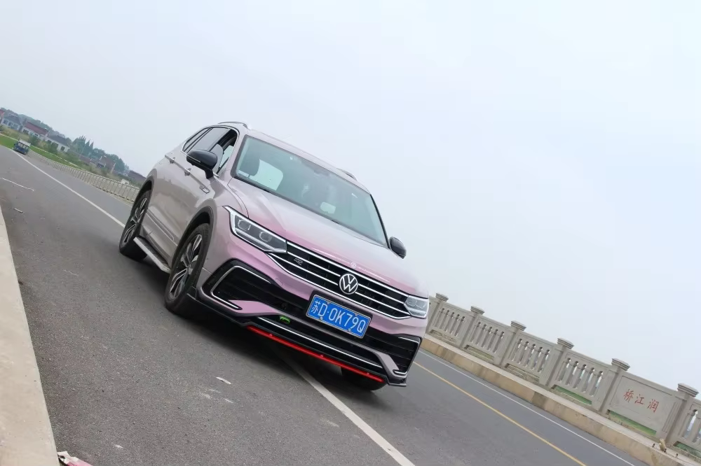 Detalle del diseño frontal tipo alerón para Volkswagen Tiguan