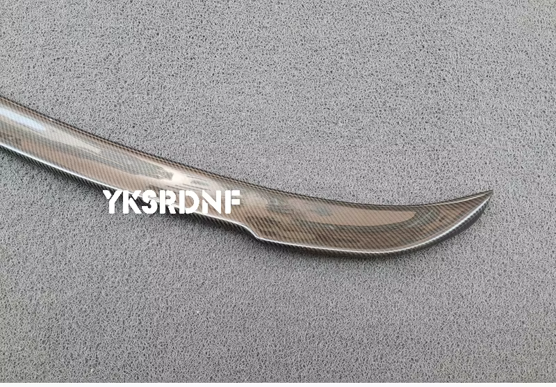 Alerón trasero estilo CS mostrado desde diferentes ángulos