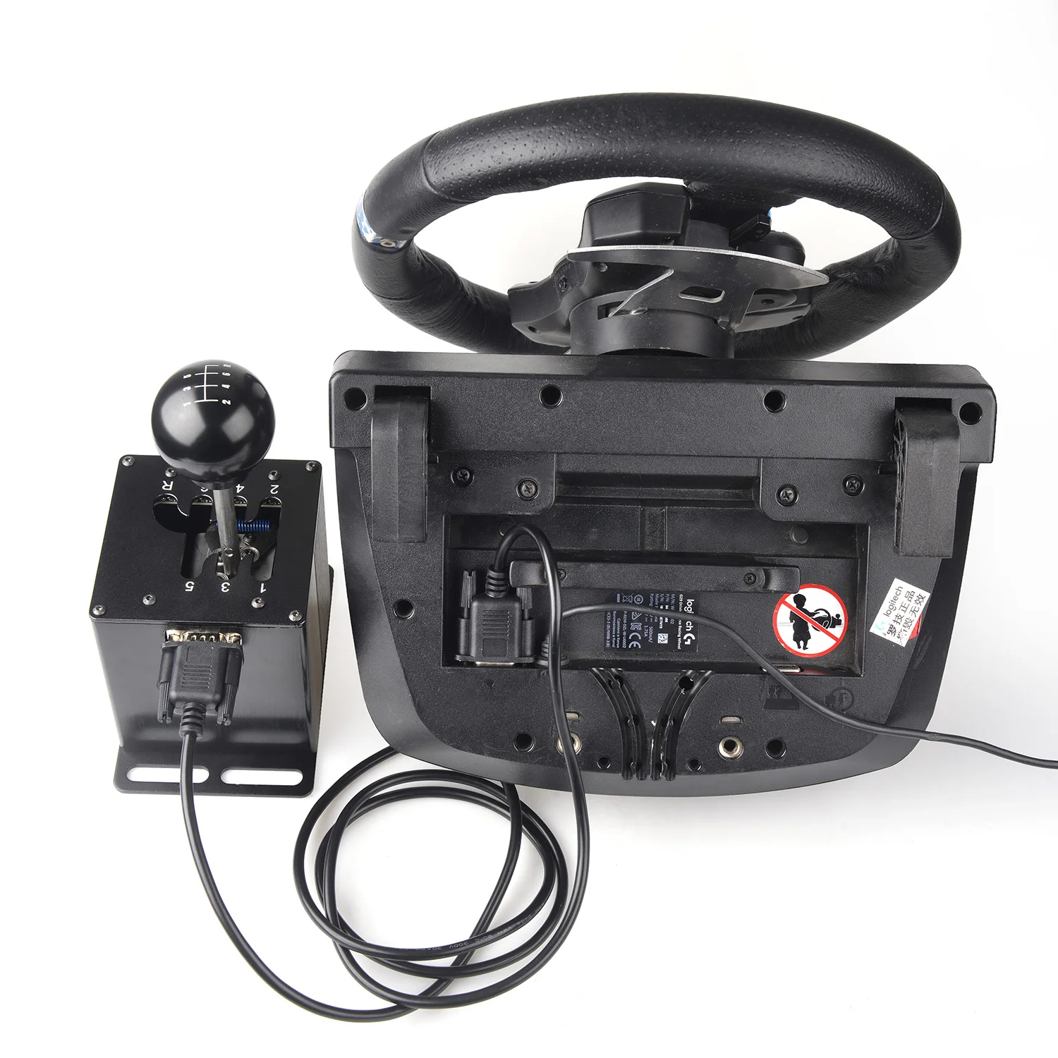 El shifter junto al volante Logitech G29 en configuración de juego