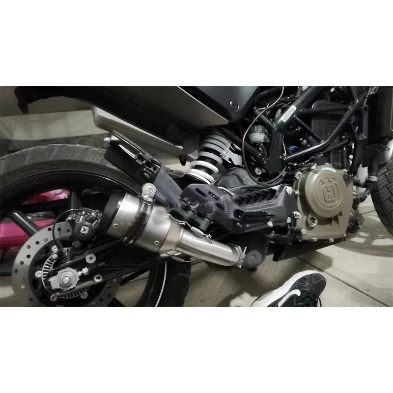 Tubo de escape instalado en moto