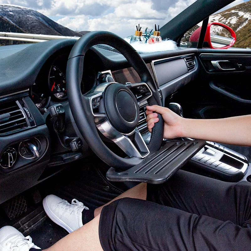 Mesa de comedor con volante de coche y soporte para portátil