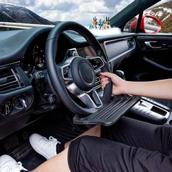 Mesa de comedor con volante de coche y soporte para portátil