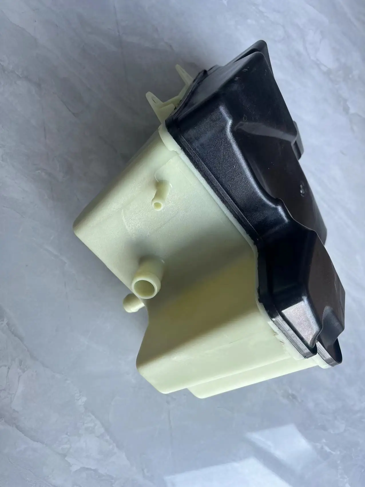 Detalle del tanque de expansión visto desde ángulo