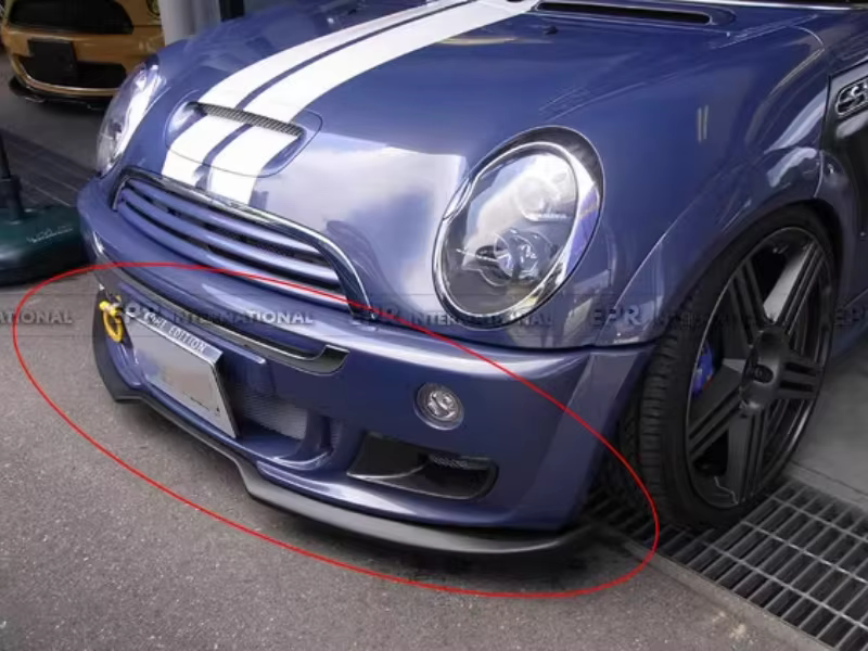 Labio delantero estilo carbono montado en Mini Cooper R53
