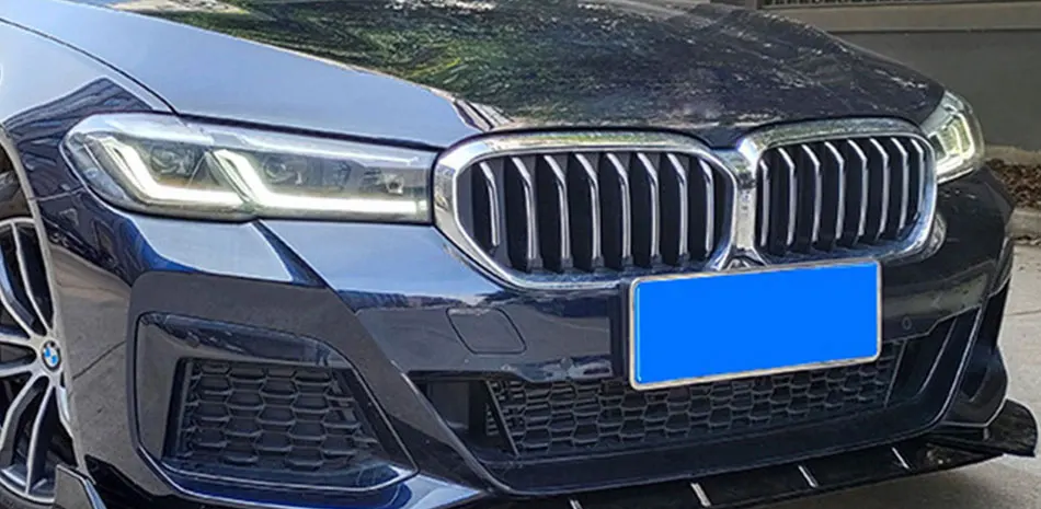 Detalle del kit en acabado negro estilo carbono
