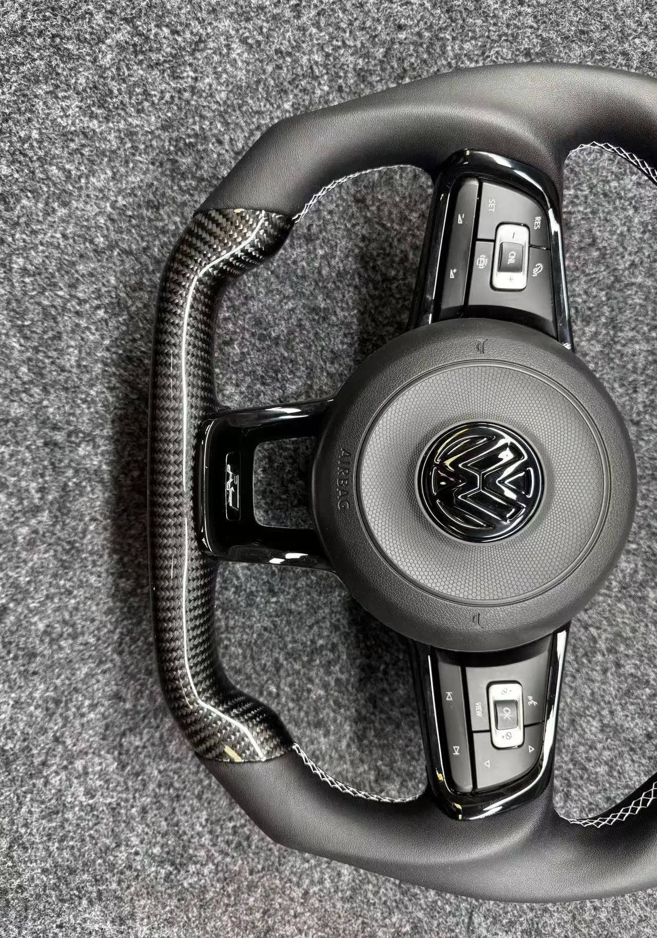 Volante fibra carbono GTI para Volkswagen Golf - imagen 2