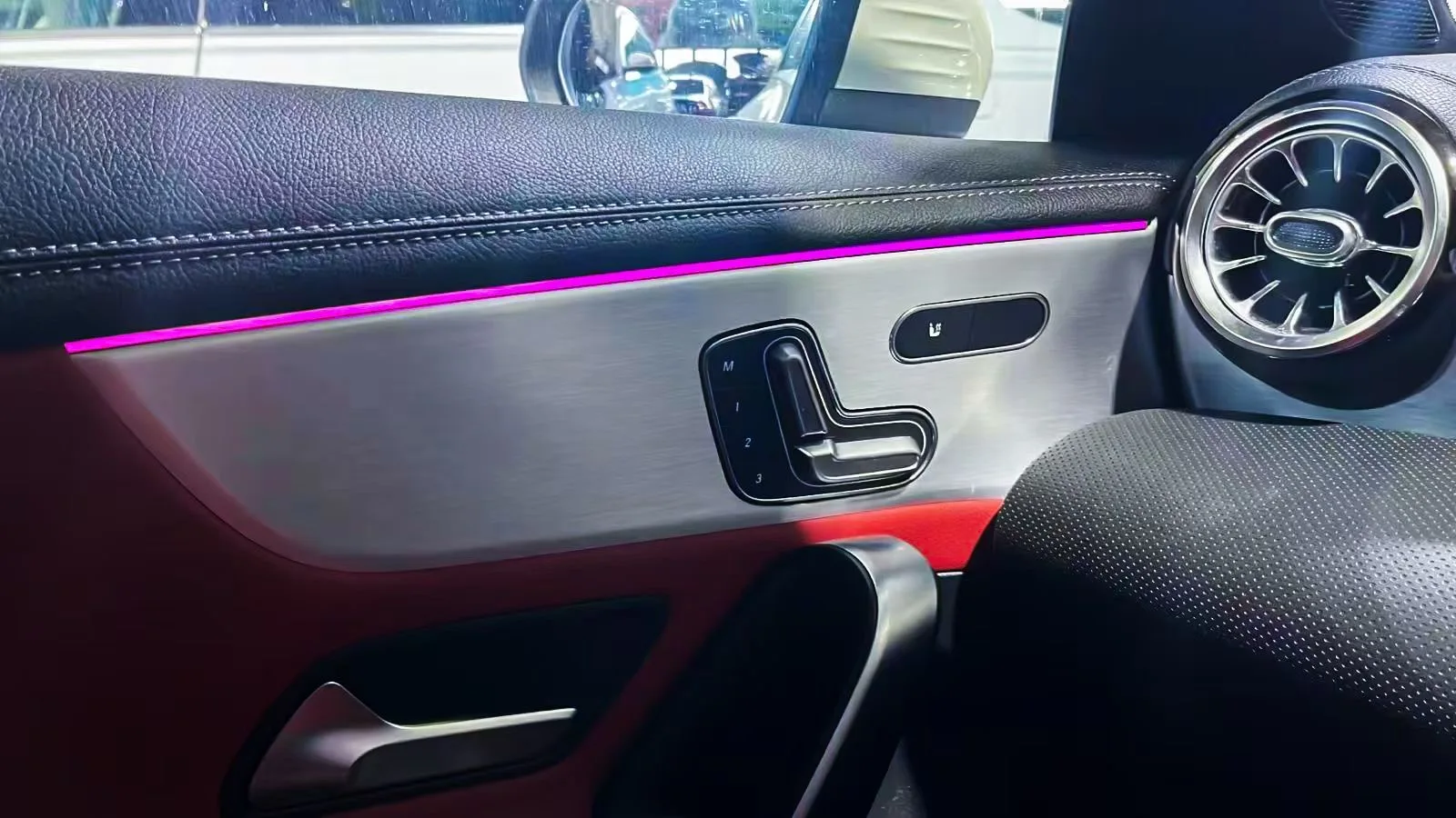 Tira LED en puerta trasera