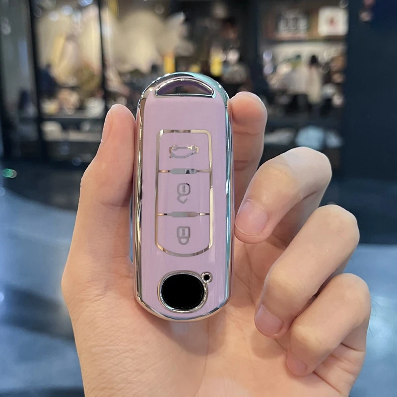 Funda púrpura instalada en mando Mazda