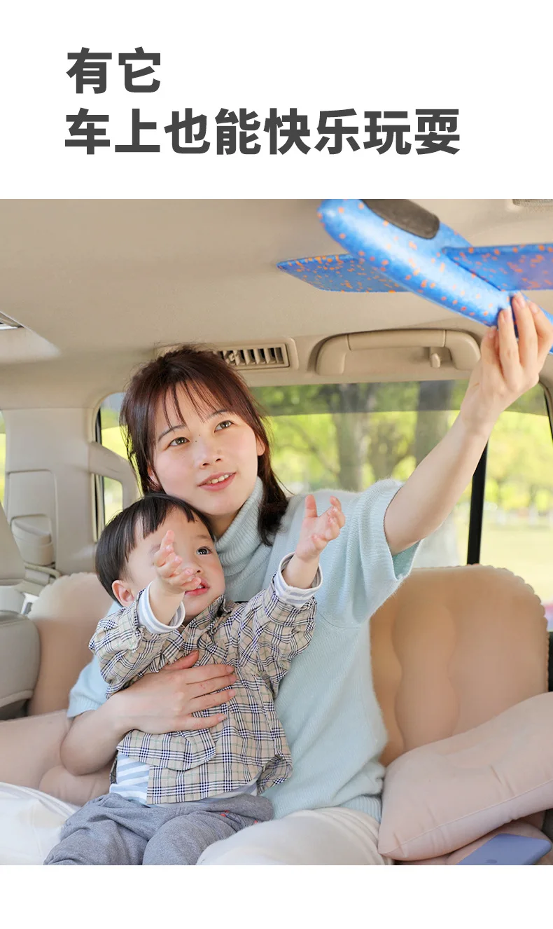 Usuario relajado sobre el colchón inflable en el coche