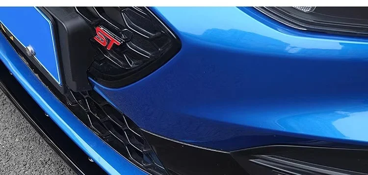 Pala delantera de tres etapas instalada en un Ford Focus