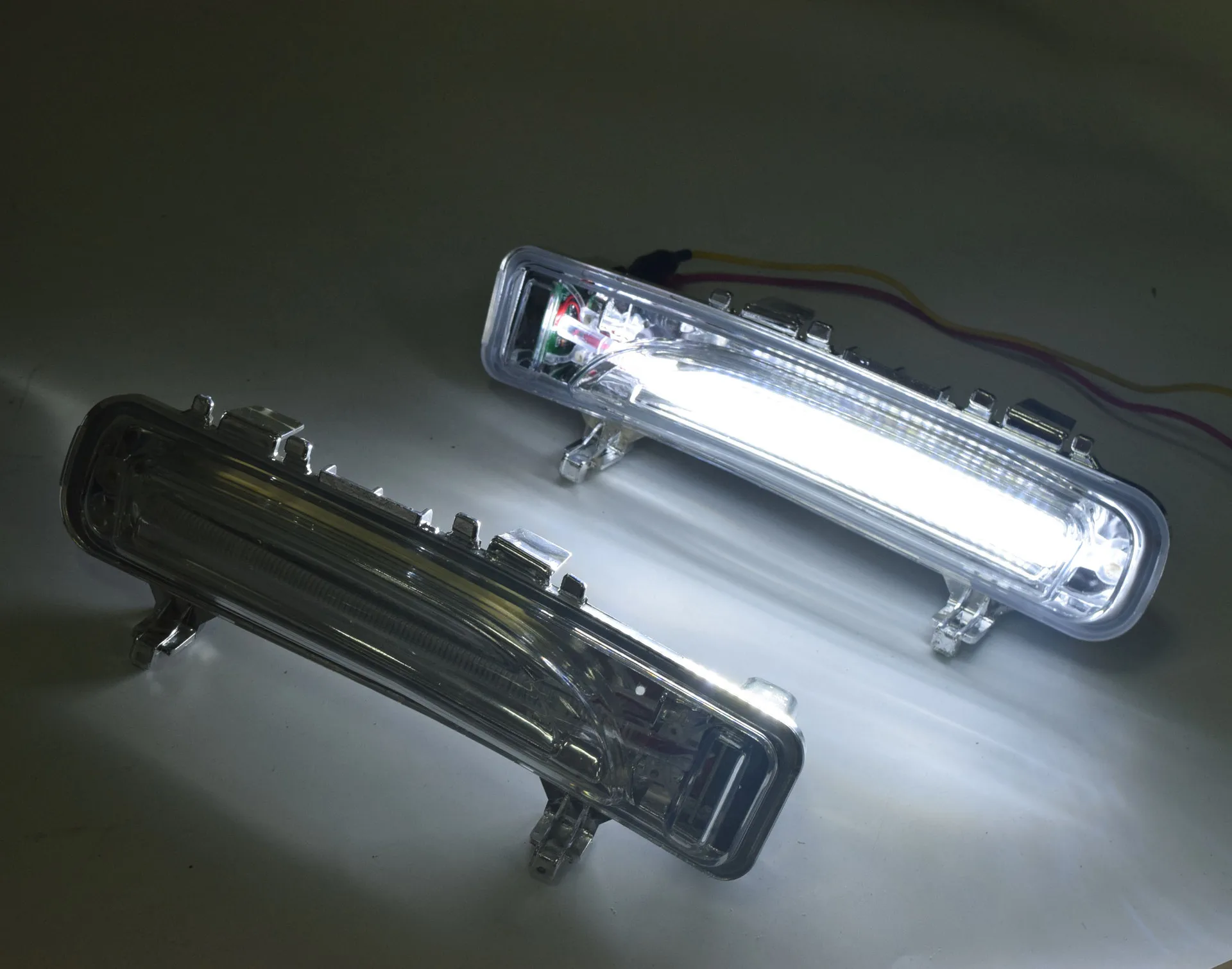 Vista frontal de los accesorios DRL modificados