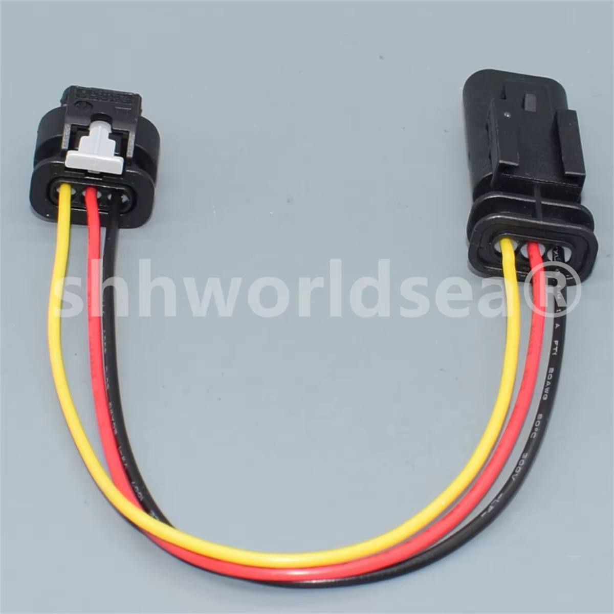 Vista del conector de 3 pines para electrónica de automóvil