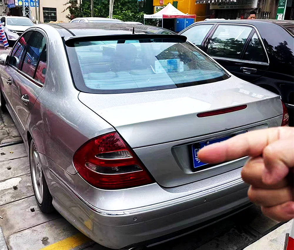 Alerón de tuning instalado en la tapa del maletero