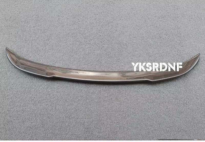Alerón trasero de fibra de carbono estilo CS instalado en un BMW M4