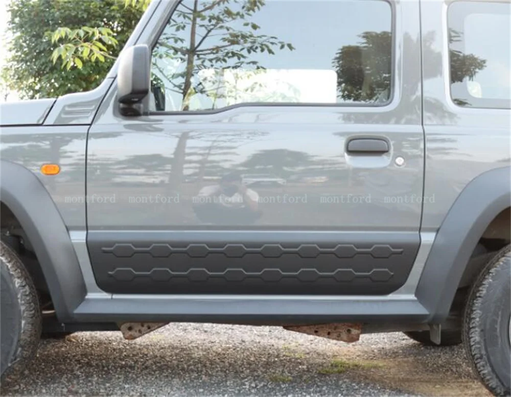 Cubierta de tira embellecedora instalada en la puerta lateral del Suzuki Jimny