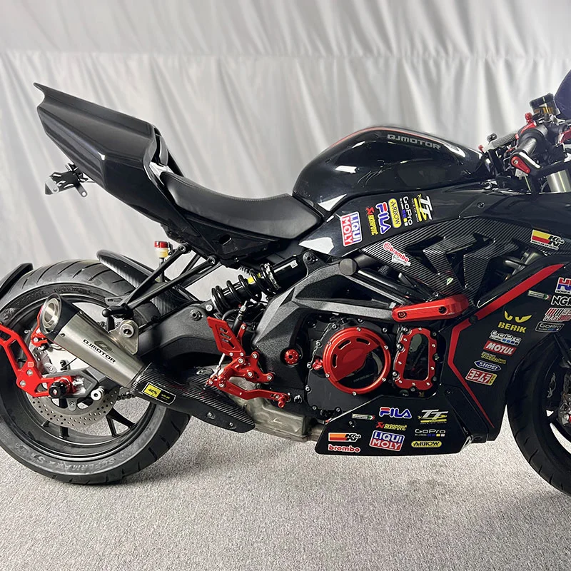 Joroba de cola trasera instalada en moto de competición