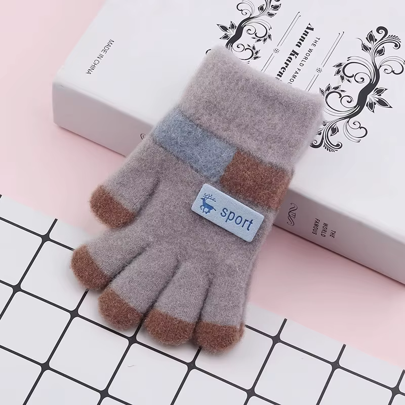 Detalle del tejido de los guantes infantiles cálidos