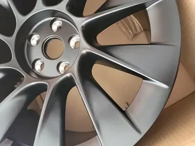 Llanta montada en el eje trasero del Model Y mostrando alineación perfecta