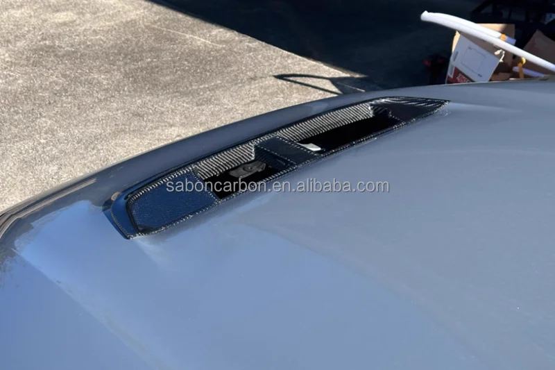 Proceso de montaje sobre el capó