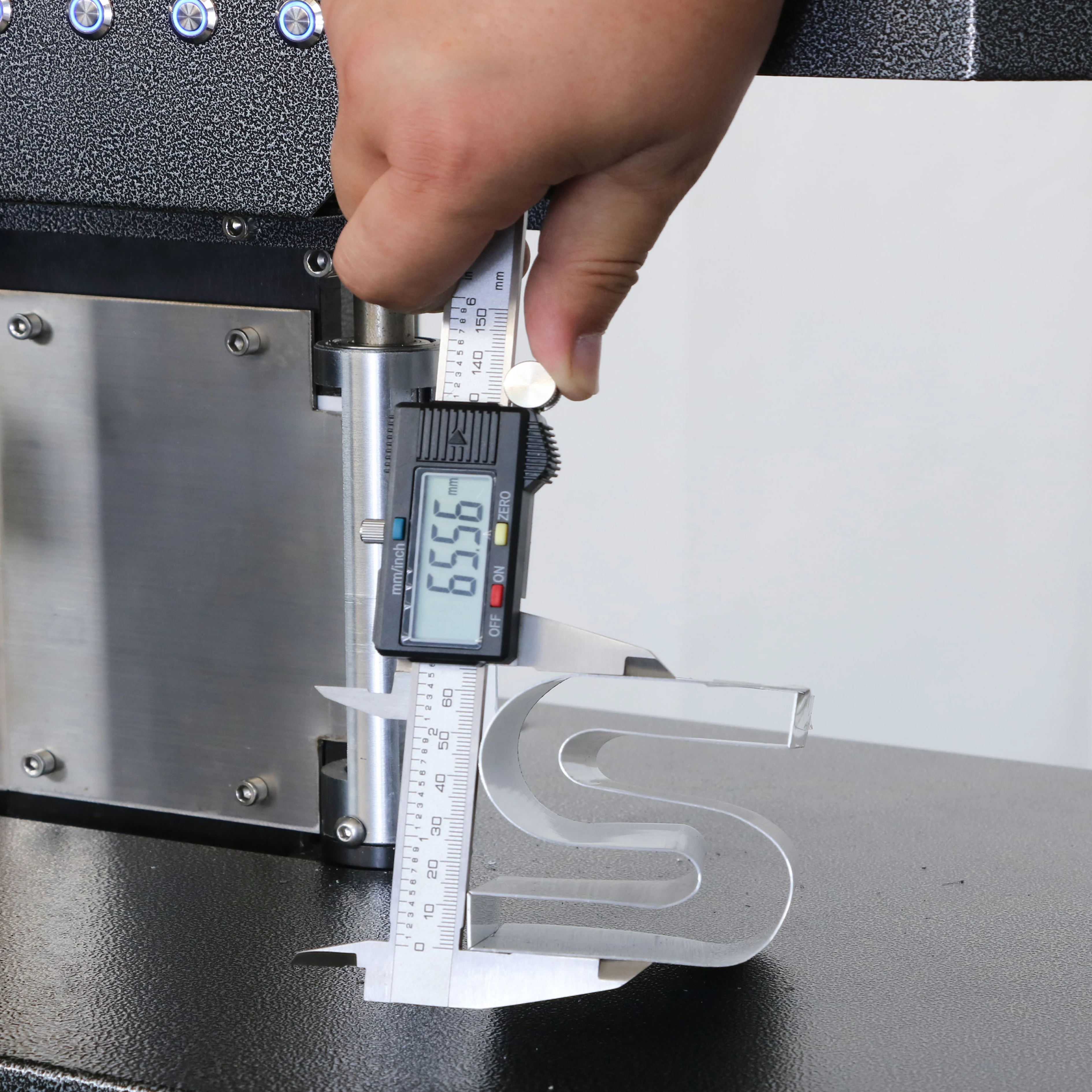 Dobladora de letras con núcleo de Motor CNC automática eficiente Operación simple Superficie plana acrílica de aluminio para doblar letras de plástico PVC - imagen 4