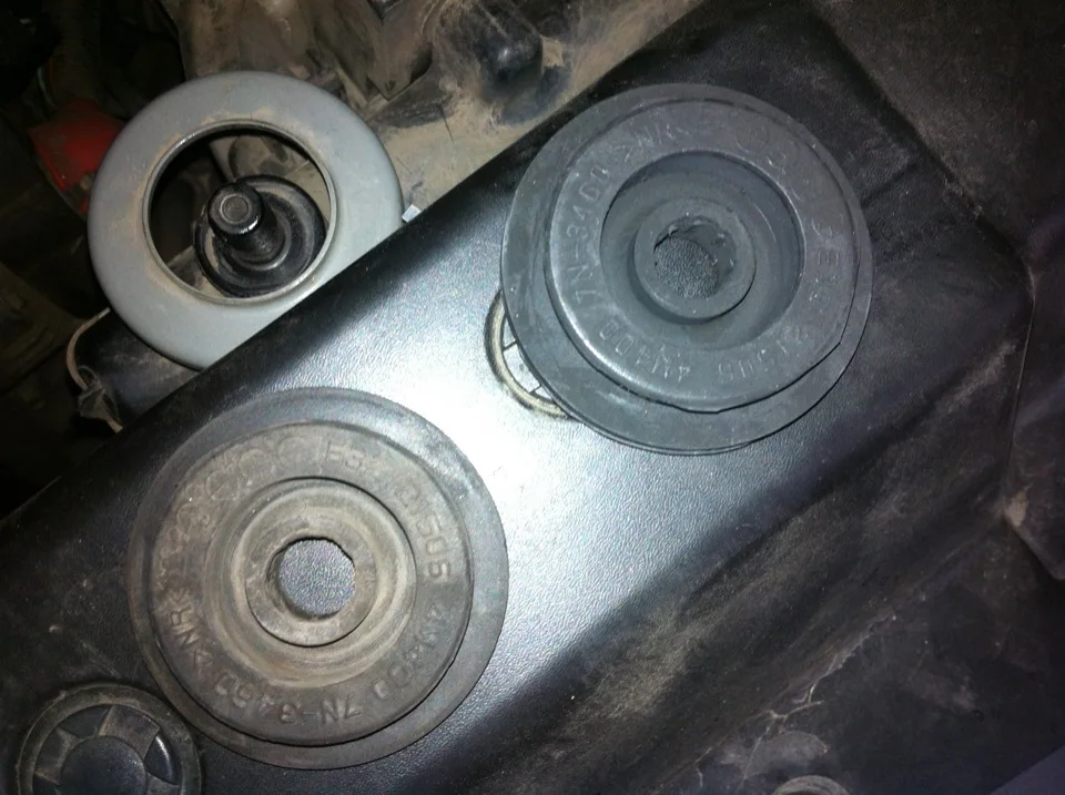 Soporte de goma para radiador Nissan X-TRAIL vista frontal