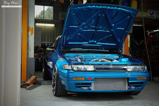 Capó delantero Nissan Cefiro A31 con amortiguadores de gas