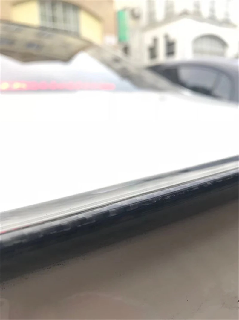 Detalle del acabado de fibra de carbono