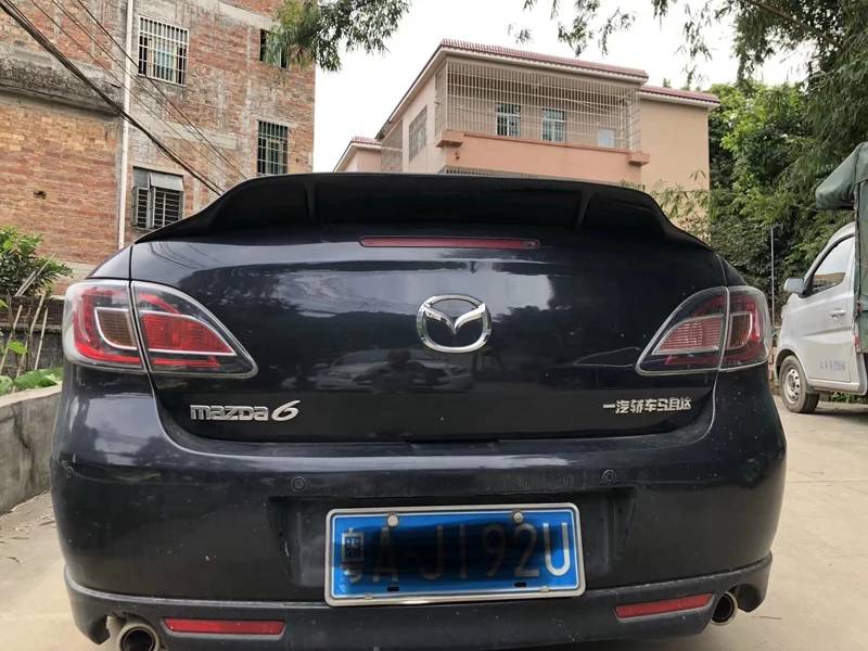 Vista frontal del alerón instalado en Mazda 6