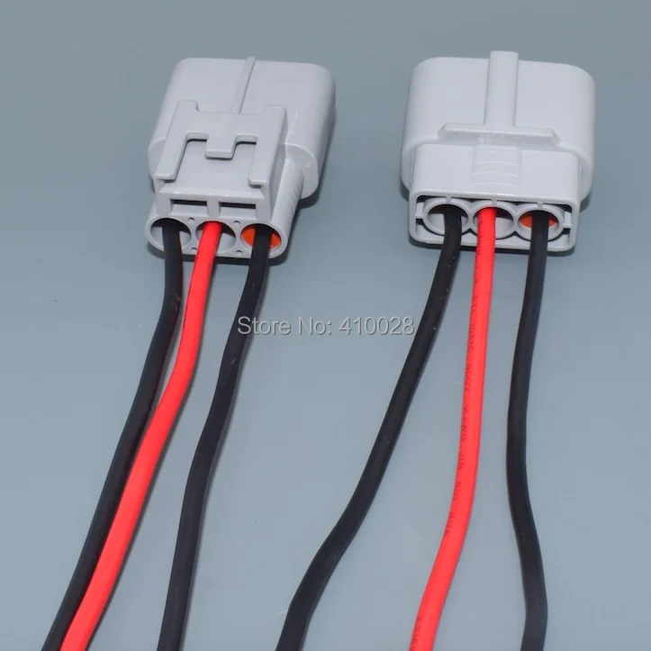 Conector instalado en el compartimento del motor de un Toyota Corolla