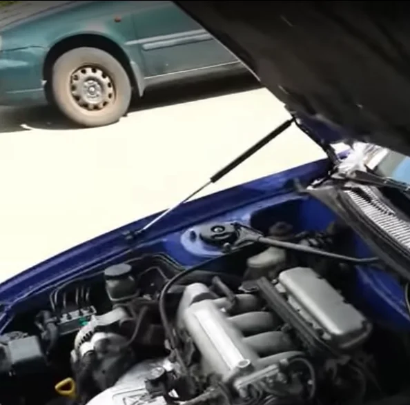 Detalle del amortiguador de gas con fibra de carbono