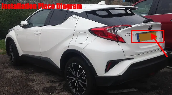 Cámara trasera instalada sobre la matrícula del Toyota C-HR