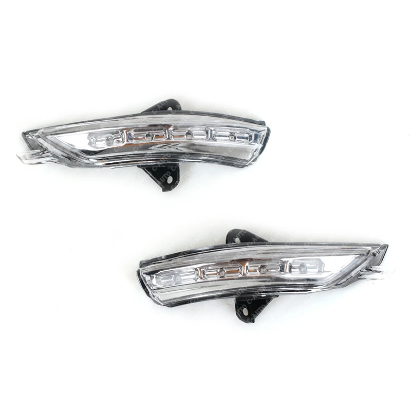 Luz LED direccional instalada en espejo retrovisor