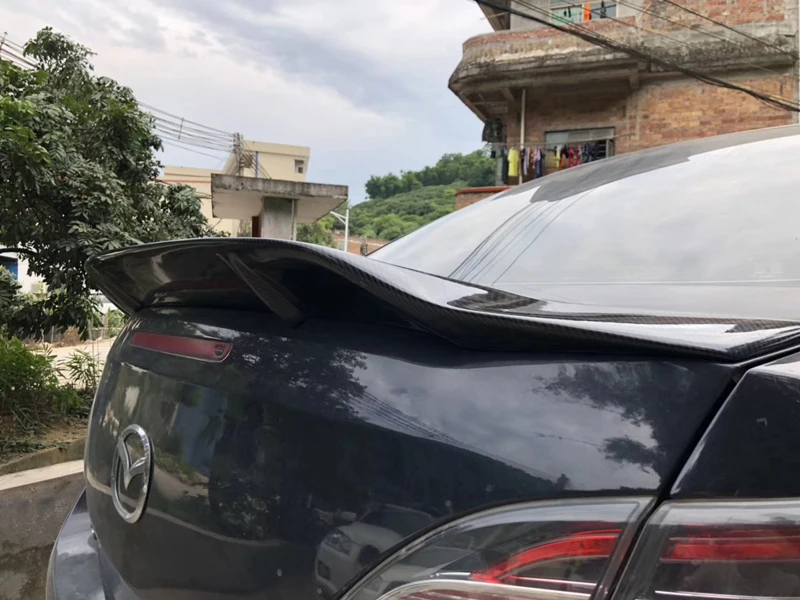 Detalle del acabado en fibra carbono