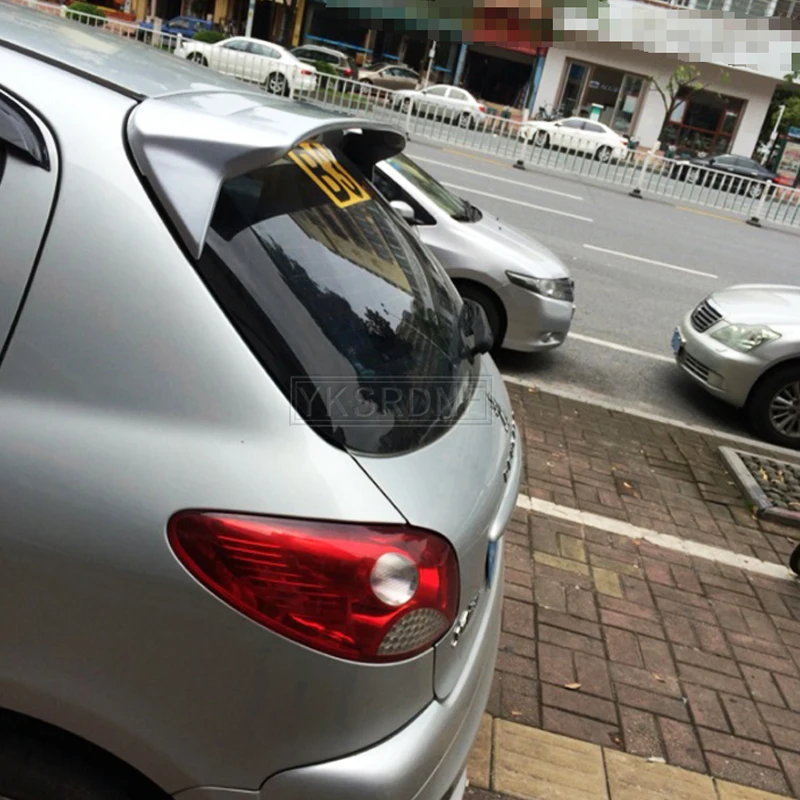 Instalación del alerón trasero en un Peugeot 207