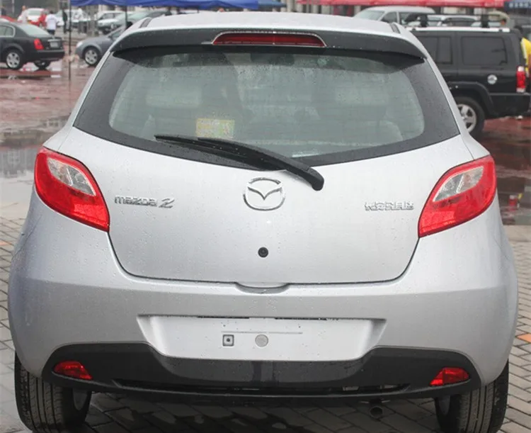 Vista frontal del alerón trasero para Mazda 2