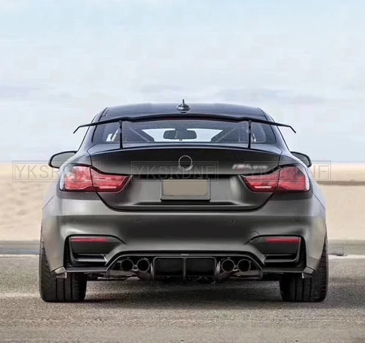 Vista frontal del alerón de carbono en BMW F30