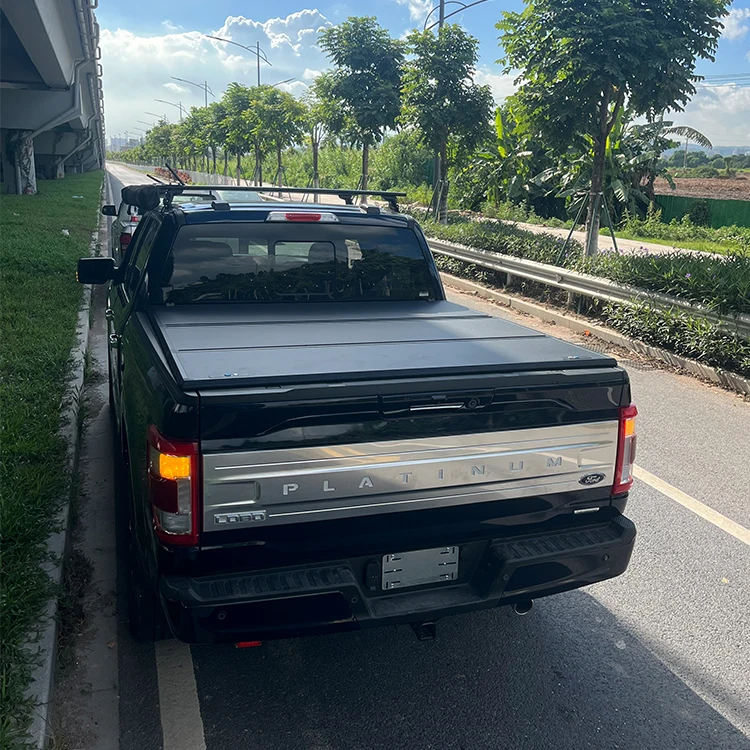 Cubierta cerrada protegiendo la carga en la caja de la pickup
