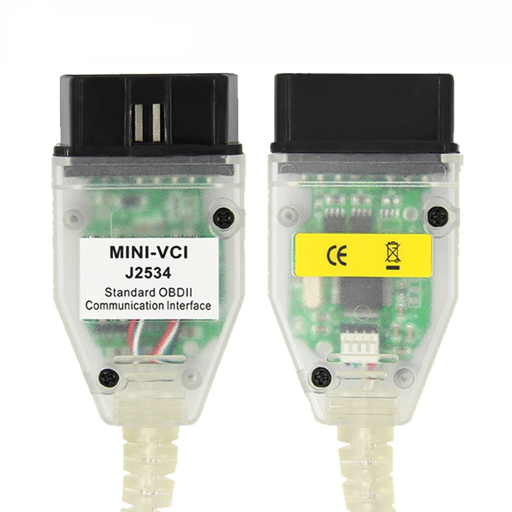 Cable Mini VCI conectado al puerto OBD2 de un Toyota