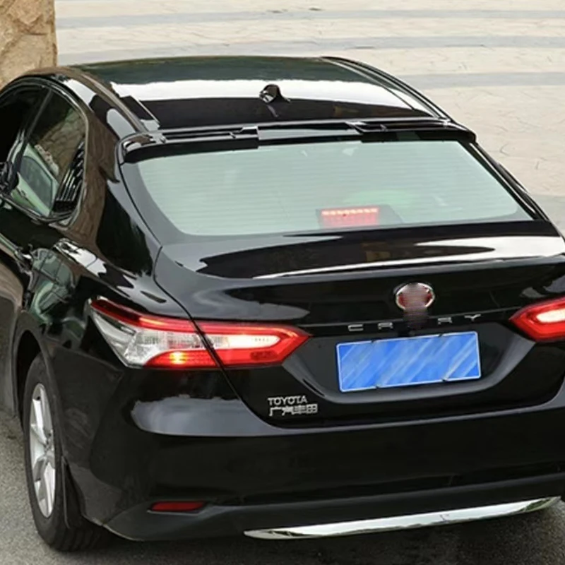 Vista frontal del alerón instalado en Camry