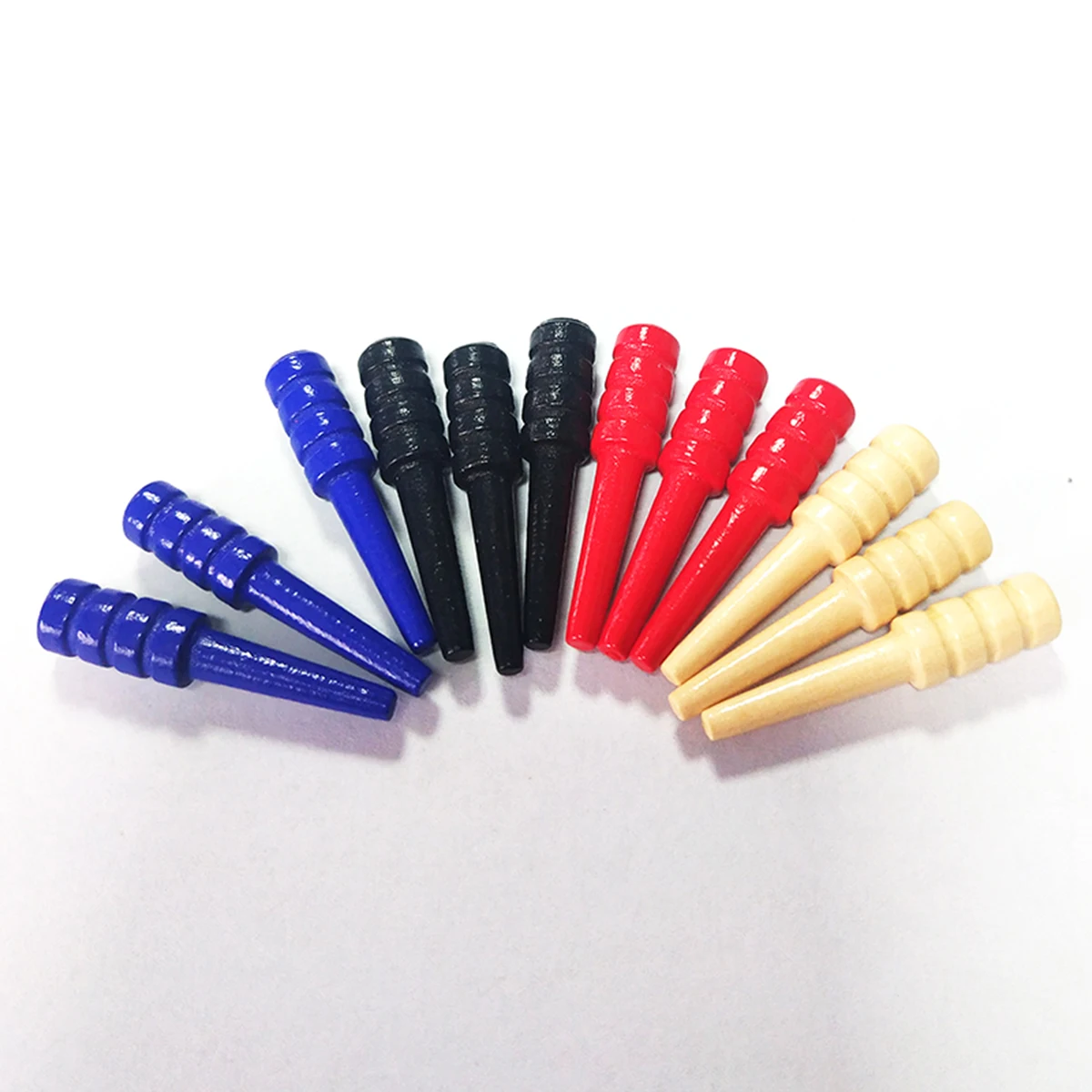 Clavijas de cribbage en cuatro colores dispuestas para juego