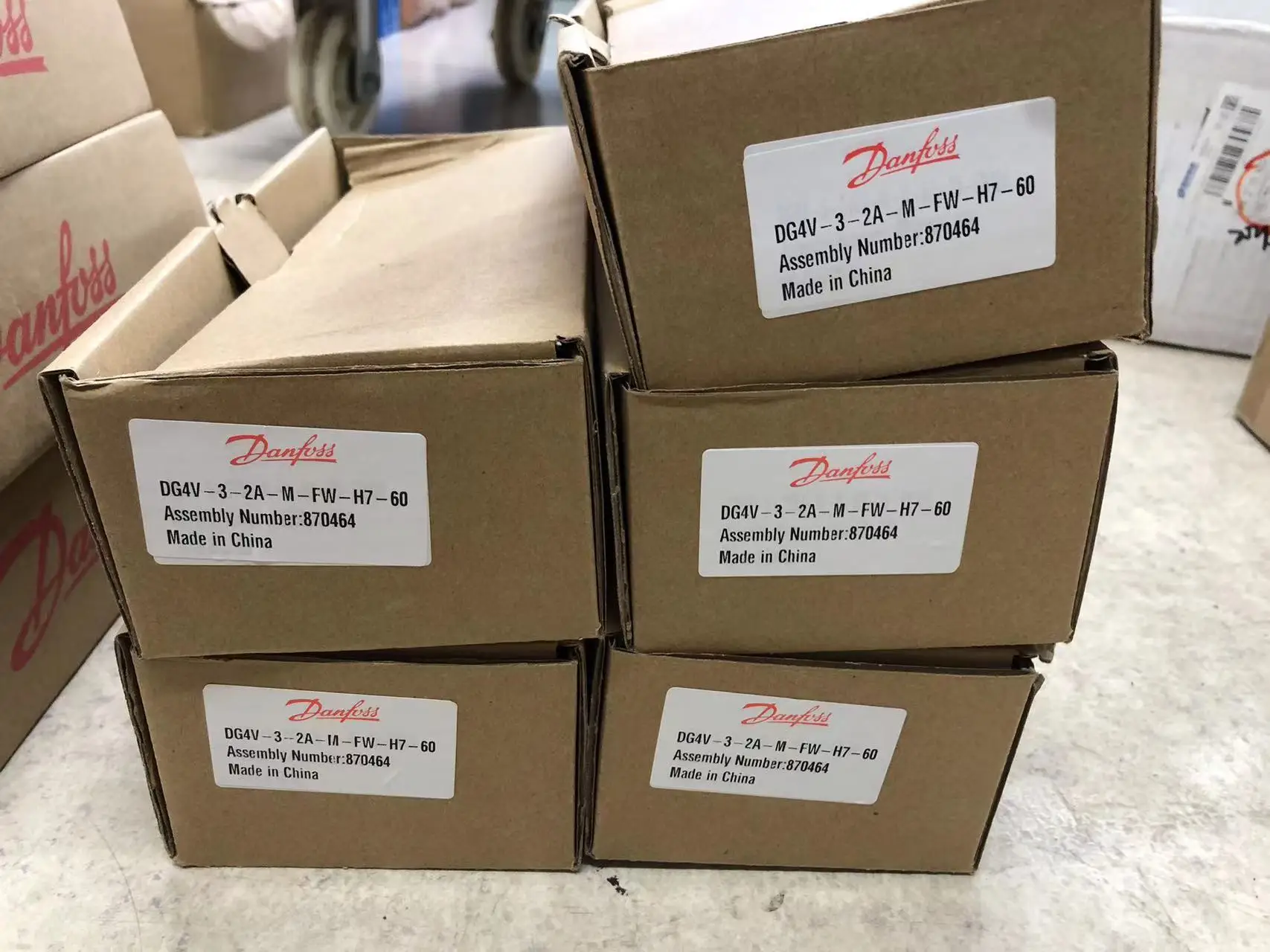 Detalle de válvula DG4V en sistema hidráulico