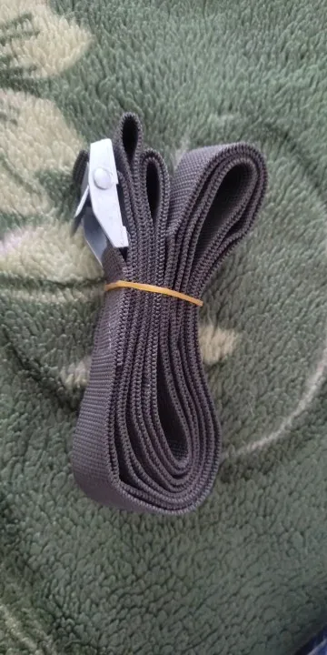 Detalle de la hebilla metálica y trinquete