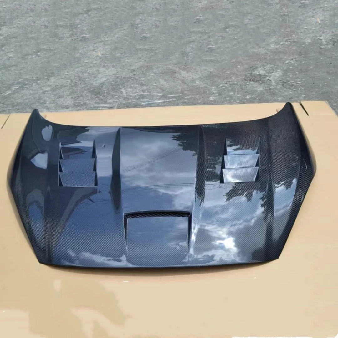 Vista frontal del capó de fibra de carbono instalado en un Ford Fiesta 2014