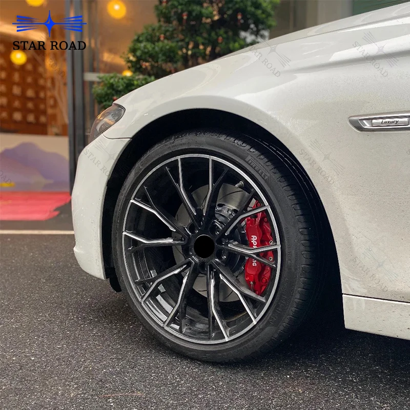 Detalle del acabado personalizado de la llanta RCSR