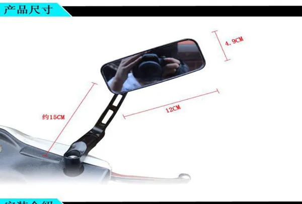 Espejo retrovisor negro instalado en manillar de motocicleta